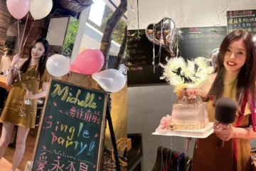 53 வயதில் விவாகரத்து பெற்றதை விருந்துவைத்து கொண்டாடிய நடிகை!(Photos)