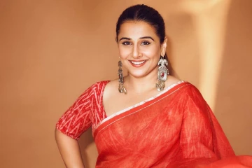 நியூஸ் பேப்பர் மட்டும் தான் உடை.. வித்யா பாலன் போட்டோ பார்த்து ரசிகர்கள் அதிர்ச்சி