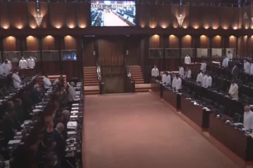 සමගි ජන බලවේගයේ මන්ත්‍රීවරු විශේෂ ඇදුමකින් සැරසී පාර්ලිමේන්තුවට එයි...