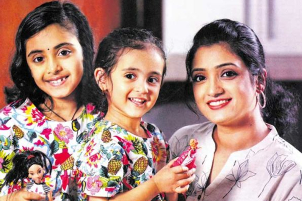 தாஸ் படத்தில் நடித்த நடிகையாக இது? தற்போது குழந்தைகளுடன் எப்படி இருக்கிறார் பாருங்க! | Dass Movie Fame Renuka Menon Latest Photo