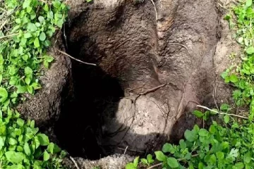 வானிலிருந்து விழுந்த மர்ம பொருள்; திடீரென அனலை கக்கும் பள்ளம் - பீதியில் மக்கள்!