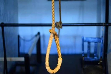 தொலைபேசியில் பதிவு செய்து விட்டு தற்கொலை செய்து கொண்ட மாணவி