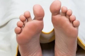 ගුරුවරියකගේ සිරුරක් අභිරහස් ලෙස සොයා ගෑනේ.