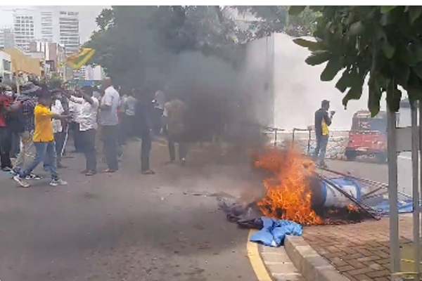 வன்முறையால் பற்றியெரிந்த தென்னிலங்கை- மனம் வருந்தும் நாமல்! - ஐபிசி தமிழ்