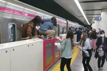 ஓடும் ரயிலில் பயணிகள் மீது திரவத்தை தெளித்து தீ வைத்த மர்ம நபர்! பரபரப்பு வீடியோ