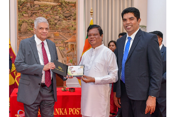 75 ஆவது சுதந்திர தினம்; நினைவு முத்திரை மற்றும் நாணயம் ஜனாதிபதியிடம் கையளிப்பு!(Photos) | 75Th Independence Day Stamp And Coin Handed Over