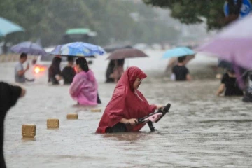 சீனாவை புரட்டி எடுக்கும் வெள்ளம்; பலி எண்ணிகை உயர்வு