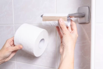 கழிப்பறை பேப்பரில் ராஜினாமா கடிதம் ; மனவருத்தத்தில் பெண் செய்த செயல் !