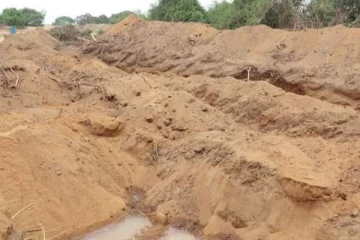 மணல் அகழ்வுக்கு எதிரான நீதிமன்ற உத்தரவை நடைமுறைப்படுத்தாத பொலிஸார்! (pHOTOS)