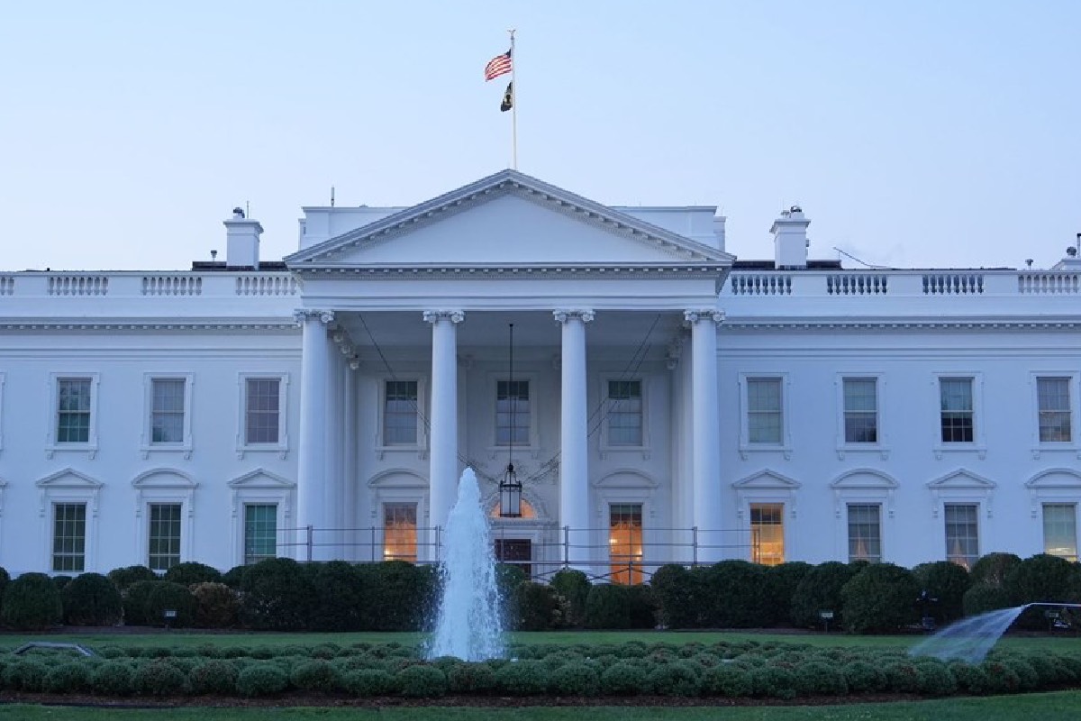 வெள்ளை மாளிகைக்குள் நுழைய 3 செய்தி ஊடகங்களுக்கு தடை: டிரம்புக்கு எதிராக வழக்கு | 3 News Outlets Sue Trump After White House Ban வெள்ளை மாளிகைக்குள் நுழைய 3 செய்தி ஊடகங்களுக்கு தடை: டிரம்புக்கு எதிராக வழக்கு | 3 News Outlets Sue Trump After White House Ban