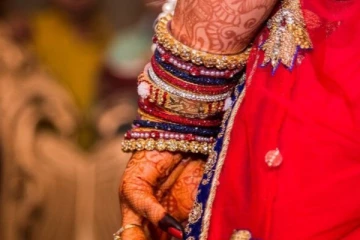 தகாத உறவு: காதலனுக்கு 15 வயது மகளை திருமணம் செய்து வைத்த தாய்!