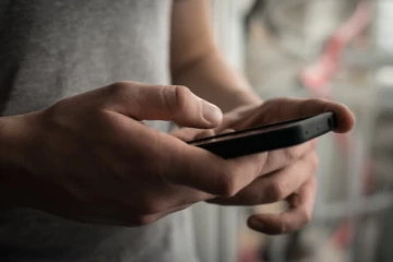 பெண்ணின் தகாத படங்களை சமூகவலைத்தளத்தில் பதிவேற்றிய கான்ஸ்டபிள்