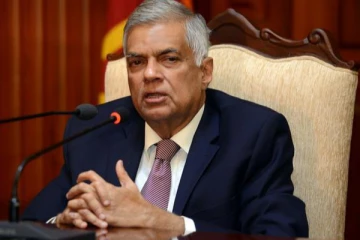 ஊடகவியலாளரைப் போல் செயற்படும் ரணில் - எதிர்க்கட்சி குற்றச்சாட்டு