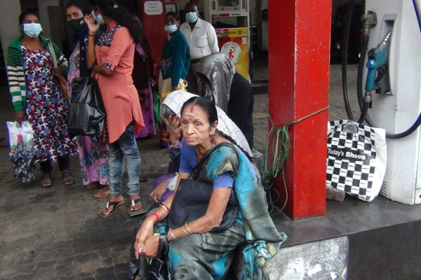 மண்ணெண்ணெய் வழங்குமாறு கோரி ஹட்டனில் போராட்டம்: போக்குவரத்தும் ஸ்தம்பிதம் (Photos) | Cory Hutton Fights For Kerosene Traffic Jams