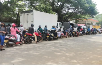 வவுனியாவில் எரிபொருளை பெற்றுக்கொள்ள நீண்ட வாகன வரிசை (Photos)