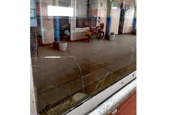 கடும் அதிருப்தியில் சுற்றுலா பயணிகள்: புகையிரதம் மீது கொடூர தாக்குதல்! | Sri Lanka Foreign Tourists Train Attack