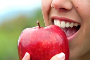 பழங்களை சாப்பிடும் போது இந்த தவறை மட்டும் செய்யாதீர்கள்! சத்துக்களே கிடைக்காதாம்