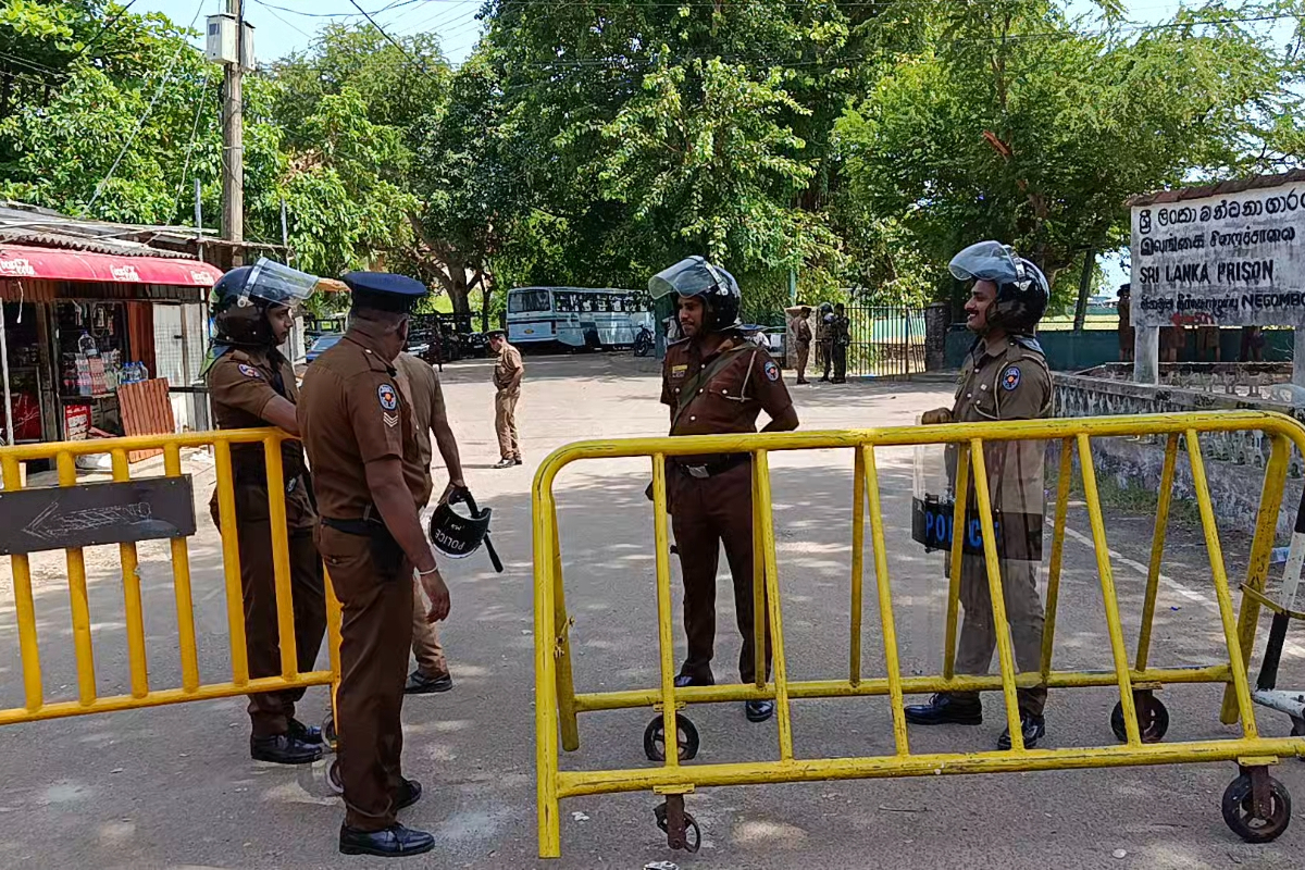 சிறைச்சாலையிலிருந்து இன்றும் இடமாற்றப்பட்ட கைதிகள் ; வீதியில் கூடியிருந்த உறவுகள் | More Prisoners Transferred Families Gather