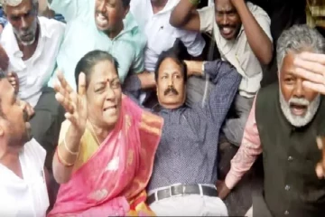 உள் இடஒதுக்கீடு எதிர்ப்பு போராட்டம் - கொட்டும் மழையில் சாலையில் படுத்த கிருஷ்ணசாமி