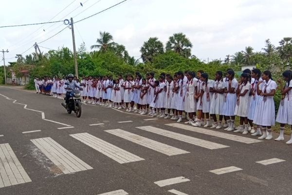 யாழில் மாணவர்களுக்கு வீதி விதி முறைகள் தொடர்பில் தெளிவூட்டும் விழிப்புணர்வு | Awareness Campaign Road Rules Students In Jaffna யாழில் மாணவர்களுக்கு வீதி விதி முறைகள் தொடர்பில் தெளிவூட்டும் விழிப்புணர்வு | Awareness Campaign Road Rules Students In Jaffna