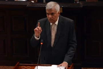 எதிர் கட்சியினர் நாடாளுமன்றத்திற்கு வெளியே - சபையில் தனியாளாக உரையாற்றிய ரணில்