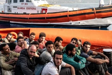 ஒரே நாளில் 26 படகுகள் ... அதிகரித்த எண்ணிக்கை: அவசர நிலை பிரகடனம் செய்த ஐரோப்பிய நாடு