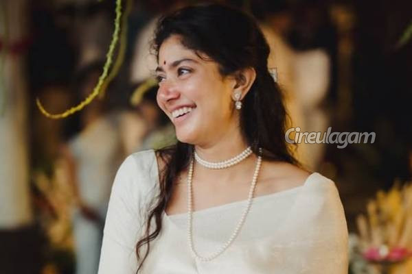 நீச்சல் குளத்தில் அவருடன் ஜாலி பண்ணும் நடிகை சாய் பல்லவி... வைரல் போட்டோ | Sai Pallavi With Her Sister Latest Photo Viral