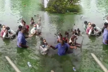 மகிந்த ஆதரவாளர்களின் பரிதாப நிலை! நள்ளிரவு தாண்டியும் நீருக்குள் உயிருக்காக போராட்டம் (Video)