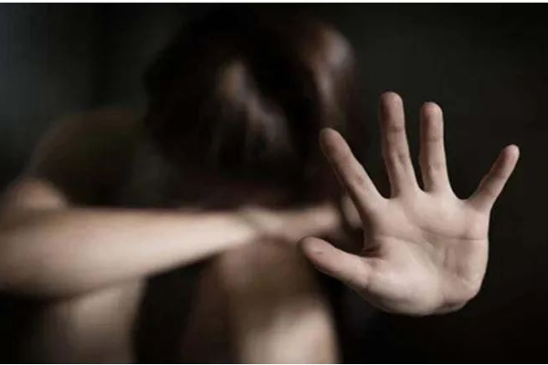 கூட்டு பாலியல் பலாத்காரம் செய்ததாக புகார் கொடுக்க சென்ற சிறுமி - காவல் நிலையத்தில் வைத்து நேர்ந்த கொடூரம் - தமிழ்நாடு