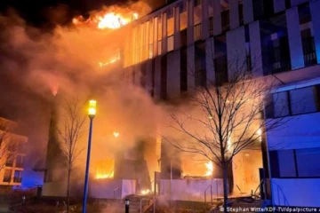 ஜேர்மனியில் அடுக்கு மாடிக் குடியிருப்பு ஒன்றில் பயங்கர தீ: பிரச்சினையை அதிகரித்த புயல்
