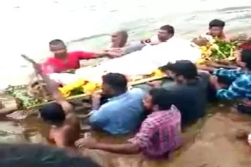 தொடர்  கனமழை ; சடலத்தை கயிறு கட்டி இழுத்துச் செல்லும் அவலம்