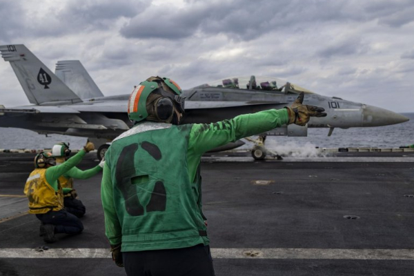 குறிவைக்கப்பட்ட ஈரானிய இராணுவம்.. ட்ரம்பின் நடவடிக்கையால் பரபரப்பு | Us Navy Shot Down An Iranian Drone Middle East