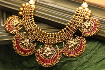 சற்றும் இறக்கம் காட்டாத தங்க விலை - கலக்கத்தில் மக்கள்!