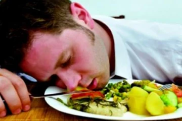 அய்யோ! சாப்பிட்டவுடன் தூங்கச் சென்றால் இவ்வளவு கெடுதியா? இத பாருங்க..!