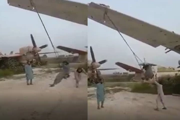 அமெரிக்காவின் விமானங்களில் ஊஞ்சலாடும் தாலிபான்கள்! வைரலாகும் காணொளி