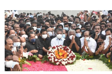 ஜெயலலிதா 5ம் வருட நினைவு தினம் - மெரினாவில் ஓ.பி.எஸ்., ஈ.பி.எஸ். மலர் வளையம் வைத்து அஞ்சலி