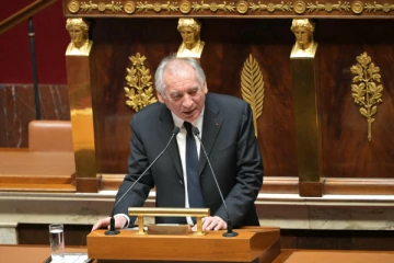 பிரான்ஸ் பிரதமருக்கு எதிராக நம்பிக்கையில்லாத் தீர்மானம்