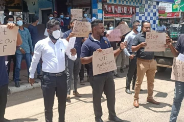 வவுனியாவில் மின்சாரசபை ஊழியர்களும் அரசாங்கத்திற்கு எதிராக ஆர்ப்பாட்டம் (Photos)