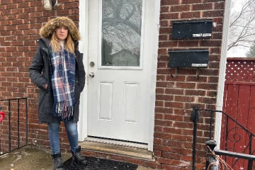 கனடாவில் வீடொன்றின் முகப்பில் கைவிடப்பட்ட நிலையில் கிடந்த சிசு