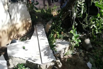 வீட்டு மதிலை உடைத்துக் கொண்டு சென்று பொலிஸ் ஜீப் வண்டி: அதிகாரிக்கு நேர்ந்த நிலை!