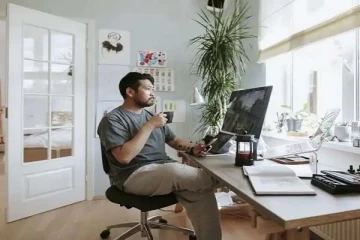 அதிகமான நேரம் அமர்ந்தே வேலை செய்பவரா நீங்கள்? கழுத்து, முதுகு வலியை விரட்ட இதோ டிப்ஸ்