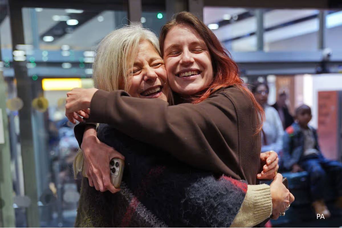 மத்திய கிழக்கு நாடுகளிலிருந்து பிரித்தானியர்களுடன் லண்டன் வந்தடைந்த முதல் விமானம் | 1St Flight From Uae To London Landed Amid Iran War