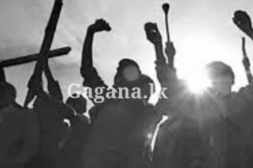 පිරිසක් වහලය මතට නැග සත්‍යග්‍රහයක.