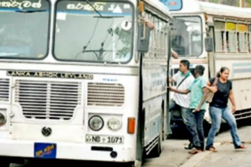 පෞද්ගලික බස් රථ හිමියන් පිරිසක් වැඩ වර්ජනයක - මගීන් ද දැඩි දුෂ්කරතාවයක..