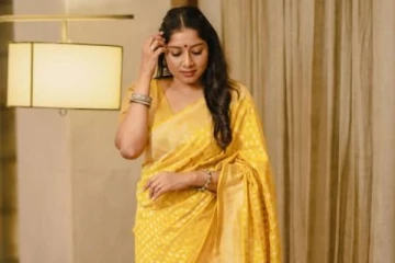 மஞ்சள் நிற புடவையின் அழகில் மயக்கும் Heart Beat Web தொடர் புகழ் அனுமோல்