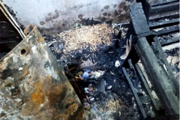 ගිනි කූරු පැක් කරද්දී නිවසට ගිනි අරන් සිදුවූ අවාසනාවන්ත සිදුවීම ..(PHOTOS )