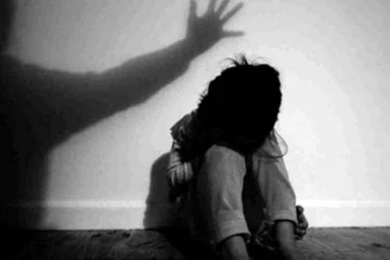 19 வயது மருமகளை படுக்கைக்கு அனுப்புமாறு மனைவியிடமே கேட்ட கணவர் - கழுத்தை அறுத்து கொன்ற கொடூரம்!