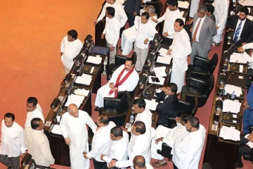 මැති ඇමතිවරු කිහිපයක් හොර පාරෙන්ම පාර්ලිමේන්තුවට...