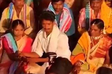 ஒரே மேடையில் 2 காதலிக்கு தாலி கட்டிய நபர்... விநோத திருமணத்தின் வைரல் புகைப்படம்