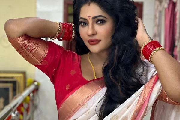 நைட் ட்ரெஸ்ஸில் வில்லங்கமாக போஸ் கொடுத்த பாக்கியலட்சுமி ராதிகா.. இளசுகள் ஷாக்! | Reshma Pasupuleti Hot Photoshoot